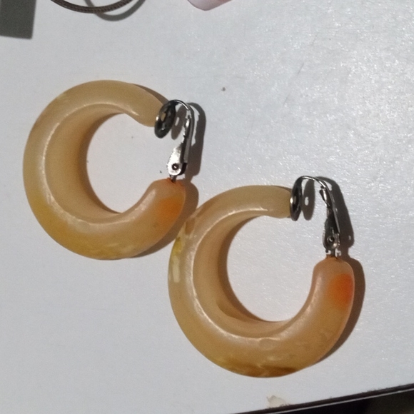 Pretty vintage butterscotch Bakelite silver tone clip on earrings - Picture 4 of 4